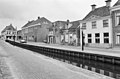 Rechts de voormalige waag in 1985 met links het Oude Rechthuis, tot 1895 in gebruik als gemeentehuis.