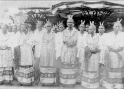 Fotografi av amasoner. Hornene, antagelig laget av metall, viser at de er offiserer. Fotografert av en fransk militærlege som fulgte med den franske hæren, ca. 1894.