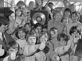 Oprichtster Flory Anstadt met platina plaat voor Kinderen voor Kinderen 2 (1982)