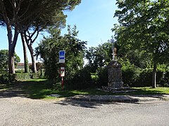 Croix et arrêt de bus.