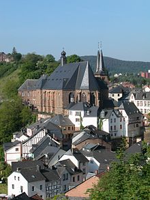 Gesamtansicht der Kirche im Stadtbild