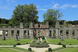 Ruines des bâtiments abbatiaux classiques avec jardins.