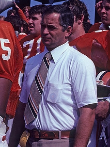 <span class="mw-page-title-main">Charley Pell</span> American football player and coach (1941–2001)