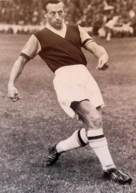 <span class="mw-page-title-main">Billy Dare</span> English footballer (1927–1994)