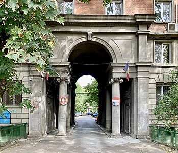 Stalinist Ionic columns of the Colonels' Quarter (Șoseaua Panduri no. 60-62), Bucharest, 1950–1960, by I.Novițchi, C.Ionescu, C.Hacker and A.Șerbescu[35]