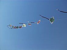 Train of connected kites Stringoperamaskkite.JPG