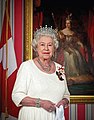 الیزابت دوم ملکه کانادا، در حالی که نشان رسمی سلطنتی کانادایی خود را به عنوان فرمانروای کانادا و نشان شایستگی نظامی بر تن دارد.