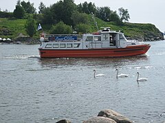 Kesällä Kaivopuiston edustalla käy vilkas vene- ja lauttaliikenne. Taustalla Harakan saari.