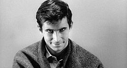 Norman Bates näyttelijä Anthony Perkinsin tulkitsemana elokuvassa Psyko.