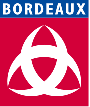 Le logo de la ville de Bordeaux, le fond est rouge, l'inscription Bordeaux est blanche sur fond bleu.