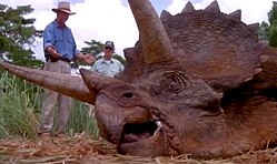 Jelenet a filmből (Sam Neill, Gerald R. Molen és az animatronikus Triceratops).