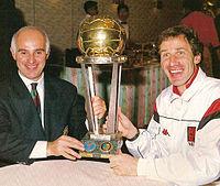 Dall'alto in basso: Baresi con la Coppa dei Campioni 1988-89 all'aeroporto di Milano-Malpensa; con il tecnico Arrigo Sacchi e la Coppa Intercontinentale 1989; mentre alza da capitano la Supercoppa UEFA 1994.