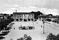 Piazza Roma Imperiale, il lato con al centro la fontana. In alto a destra: il mulino.