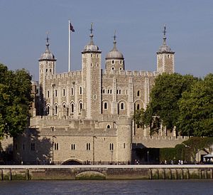 Menara London, dilihat dari Sungai Thames