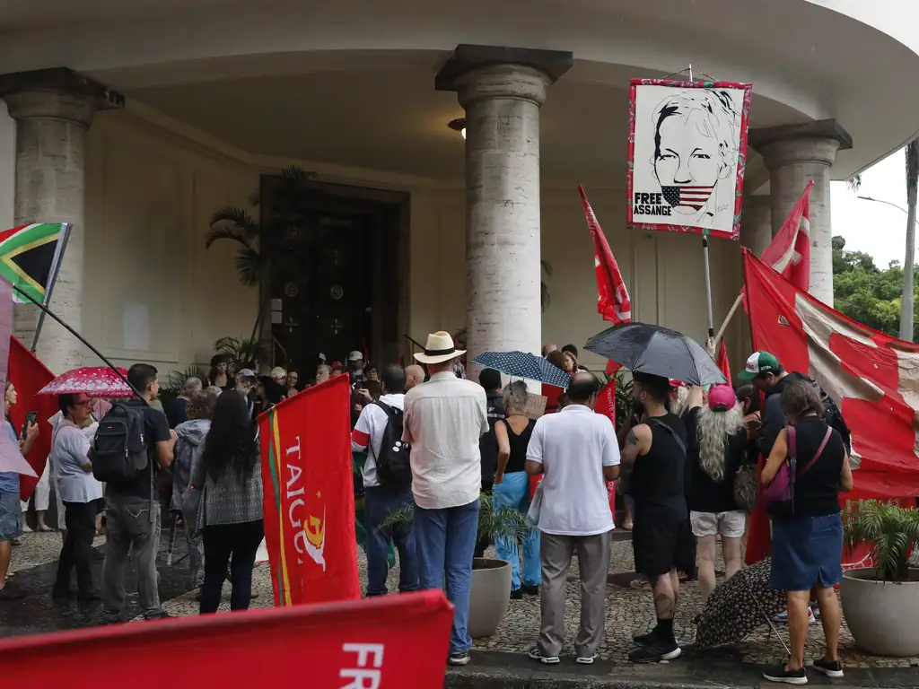 Manifestantes pedem a liberdade de Julian Assange, fundador do Wikileaks, enquanto a Justiça de Londres examina novo recurso contra sua extradição para os Estados Unidos. Foto: Fernando Frazão/Agência Brasil