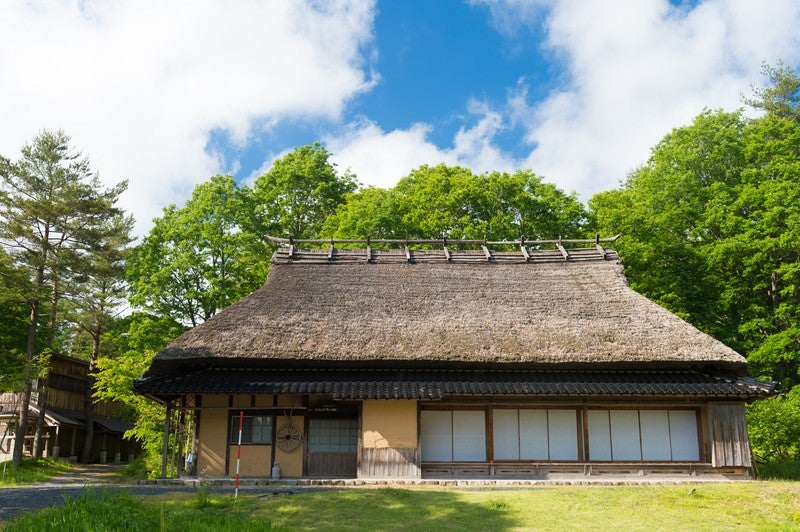 古民家と新緑（岡山県鏡野町うたたねの里）の写真