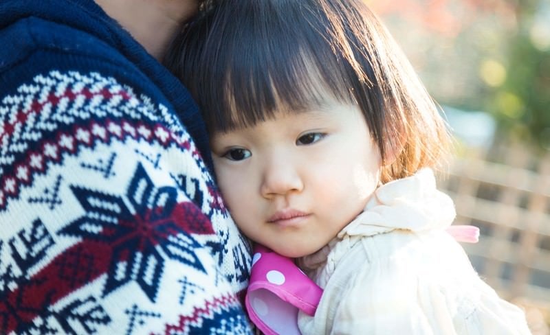 眠くてうつろ目の女の子の写真