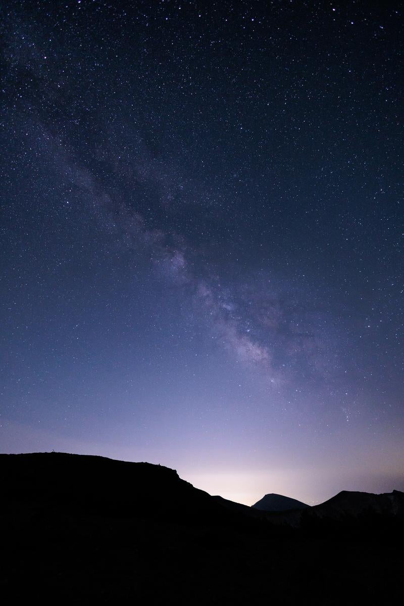 沼ノ平火口の星空物語、夜空に浮かぶ天の川の写真