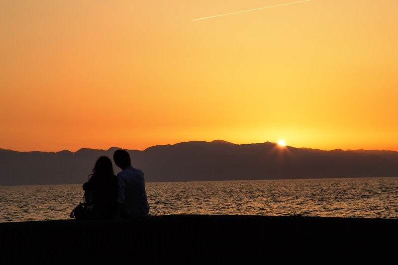 夕暮れとカップルの写真