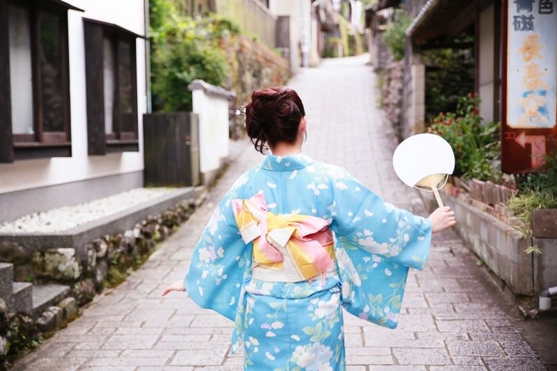 うちわを持った浴衣女子の後ろ姿の写真