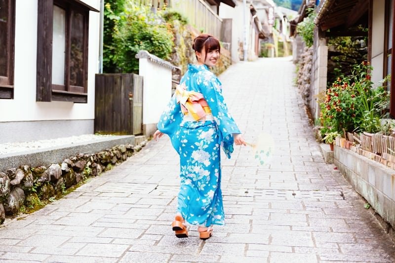 大川内山と浴衣姿の彼女の写真