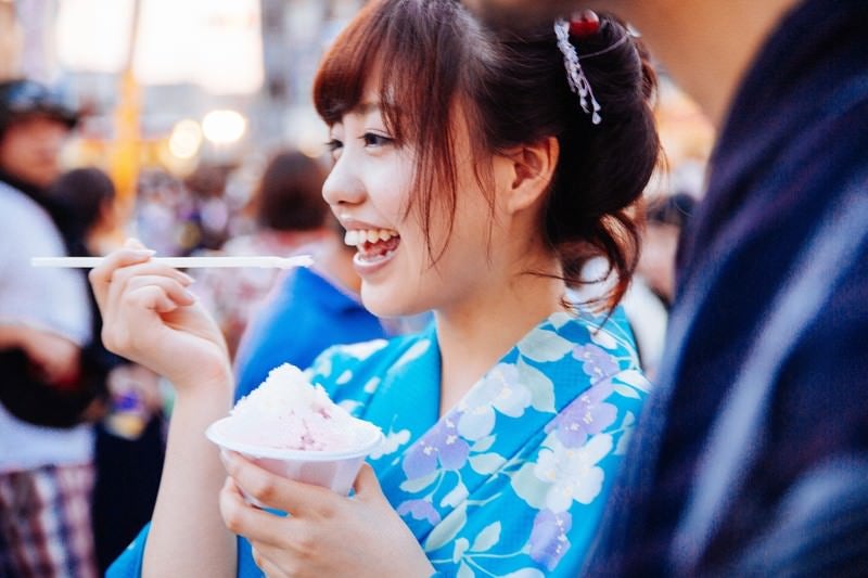 かき氷デートで喜ぶ浴衣姿の彼女の写真