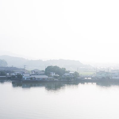 伊万里川と住宅地の写真