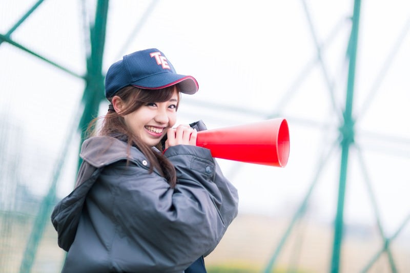 笑顔で僕を励ましてくれる女子マネージャーの写真