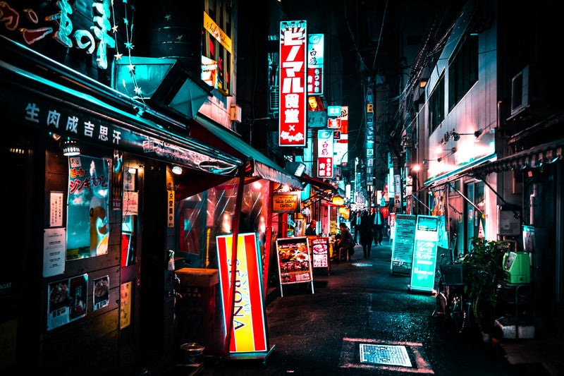 裏路地の居酒屋と飲み歩く人々の写真