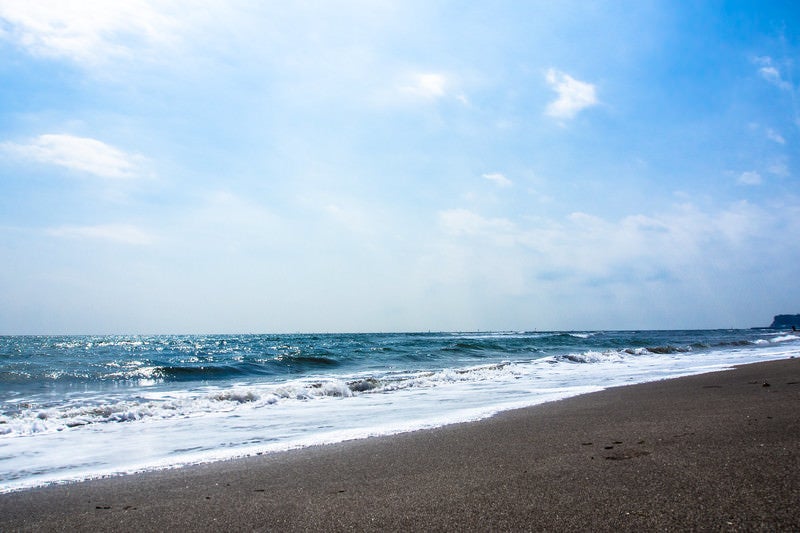 よく晴れた空と海の写真