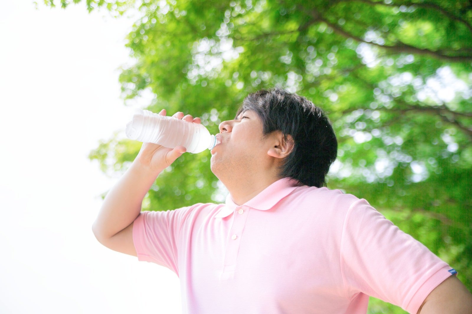 「水をがぶ飲み！」の写真［モデル：あまのじゃく］