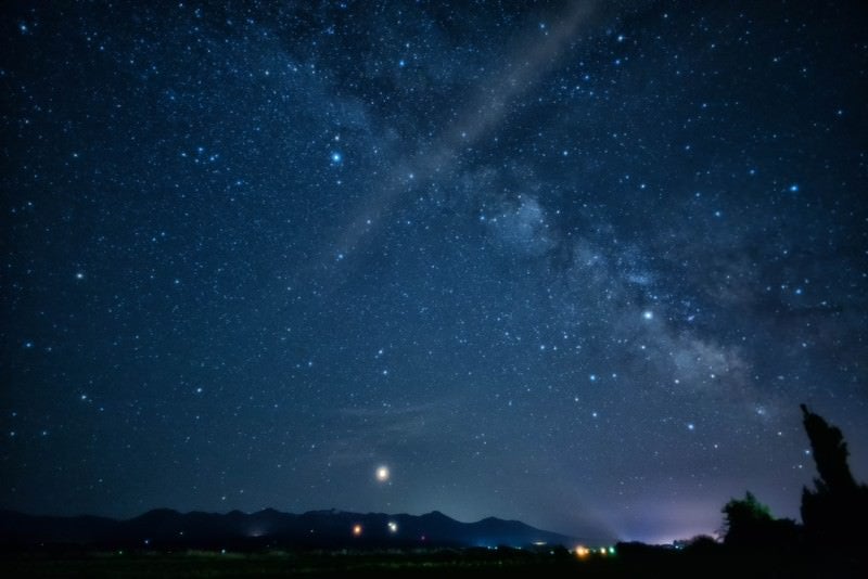 夜空に広がる天の川の写真