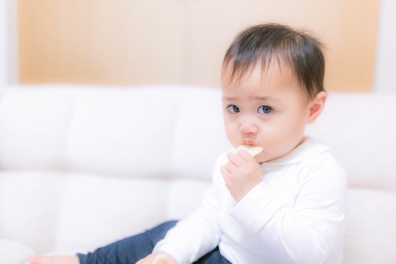 お菓子をあげたら泣き止んだ赤ちゃんの写真