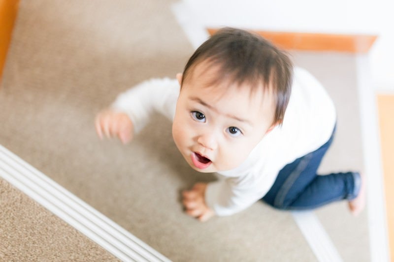 いつの間にかハイハイで階段をのぼれるようになった赤ちゃんの写真