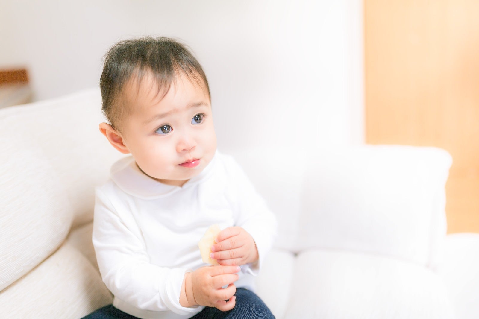 「お菓子をもっと食べたい時の可愛い顔（赤ちゃん）」の写真［モデル：Lisa］