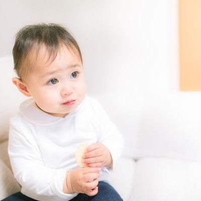 お菓子をもっと食べたい時の可愛い顔（赤ちゃん）の写真