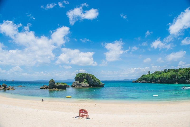 エメラルドグリーンの海水浴場の写真