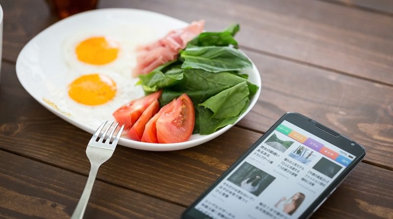 ほっと一息、朝の目玉焼きとニュースを見る楽しみの写真