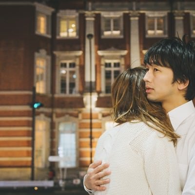 「やっと会えたね…」と抱き合う遠距離恋愛カップルの写真