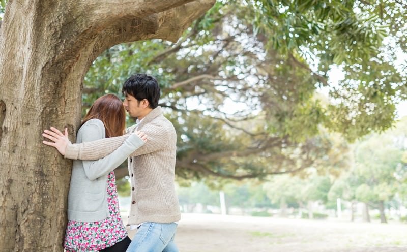 付き合いたての彼氏の暴走にあせる女性の写真