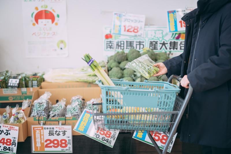 小高ストアで野菜を買う様子の写真