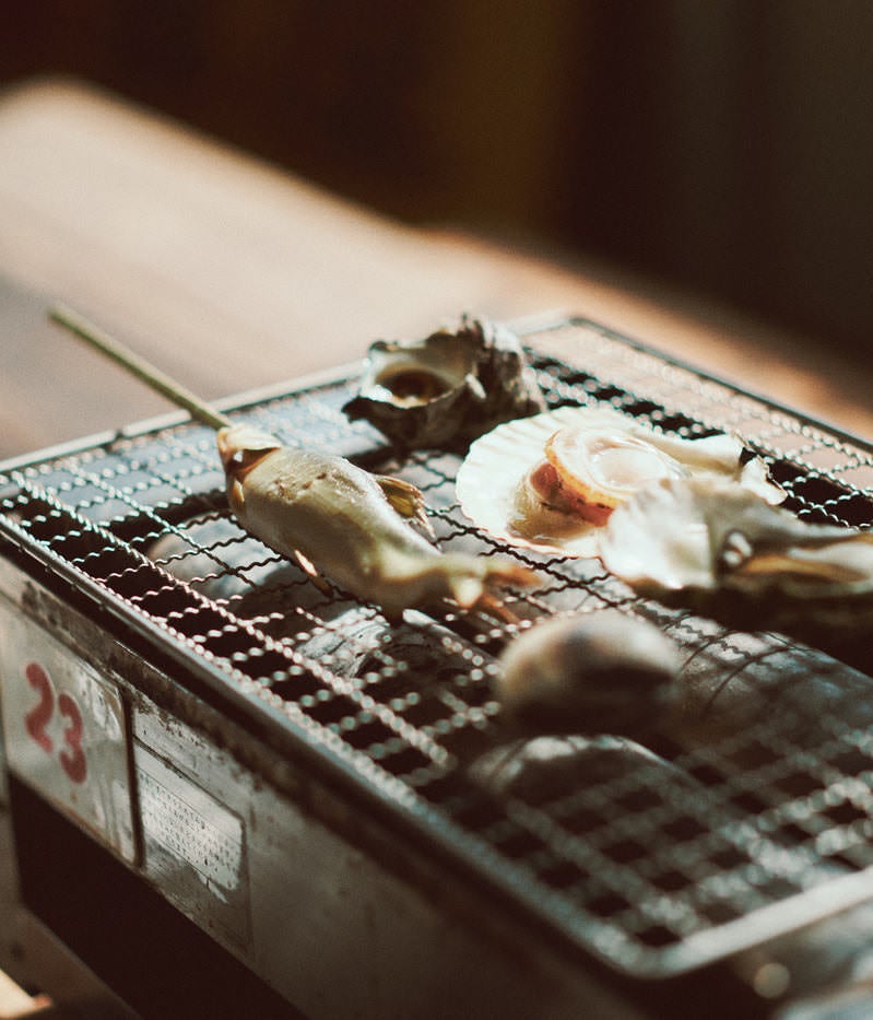 魚市場で網焼きの写真