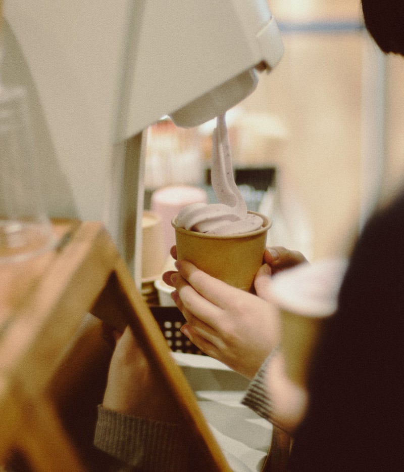 ふたば未来学園内のCafe ふぅでソフトクリームの写真