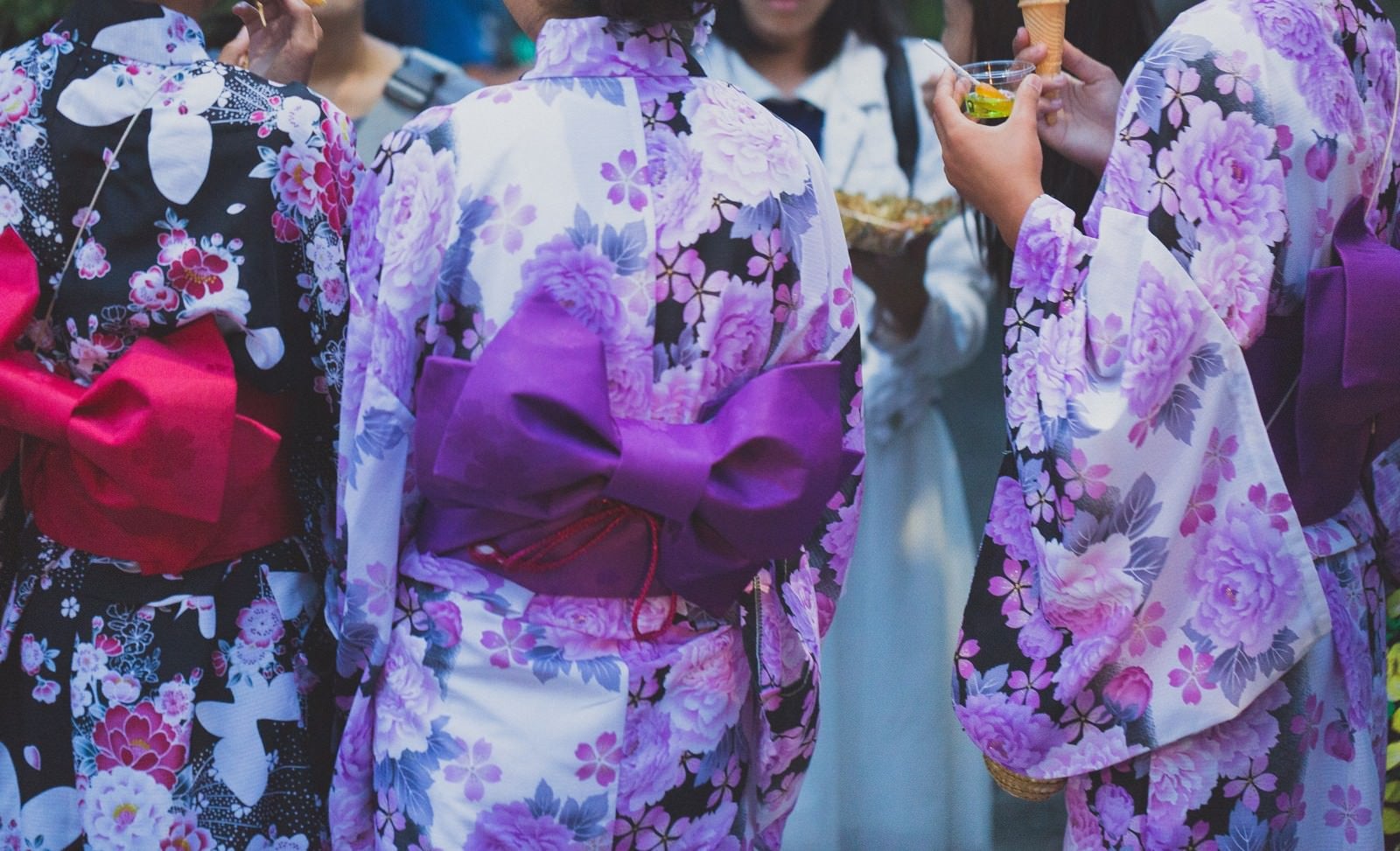 「夏祭りにいた浴衣の女子たち」の写真