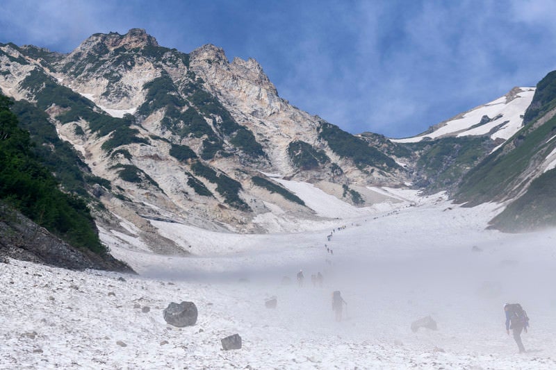 雪渓を進む登山者たち（白馬岳）の写真