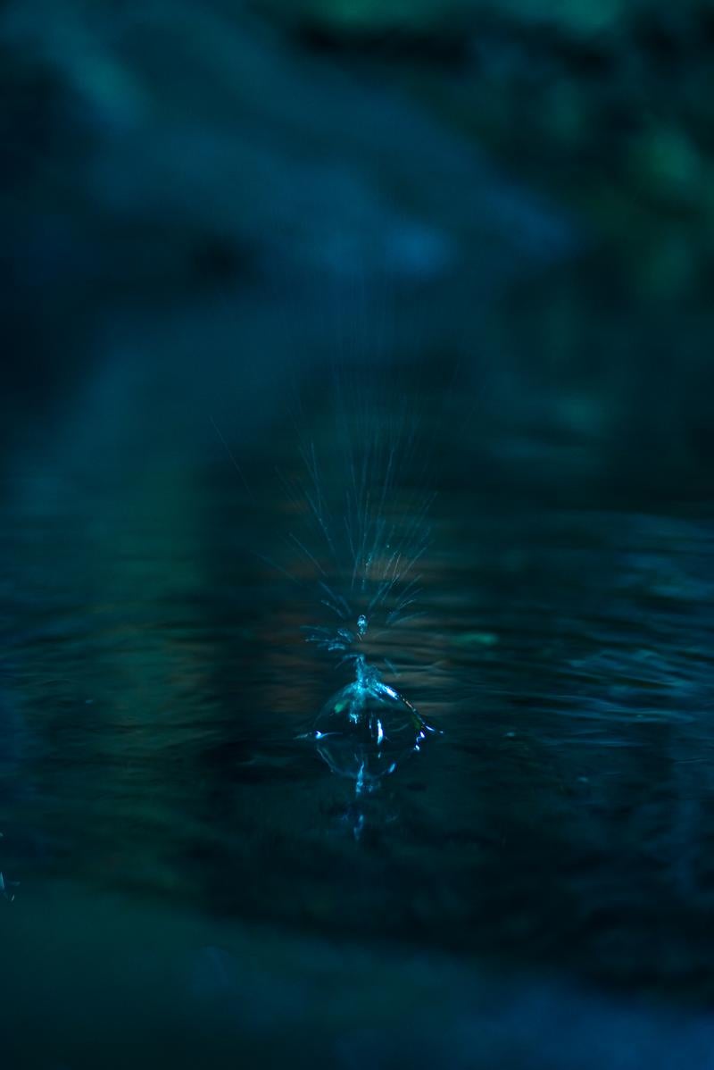 観光洞の水滴が弾けるようすの写真