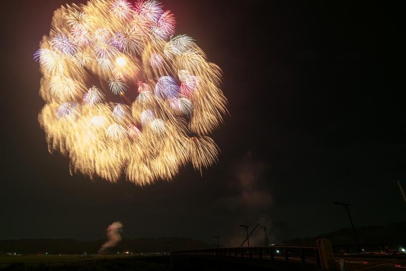 浅川花火大会の打ち上げ花火の写真