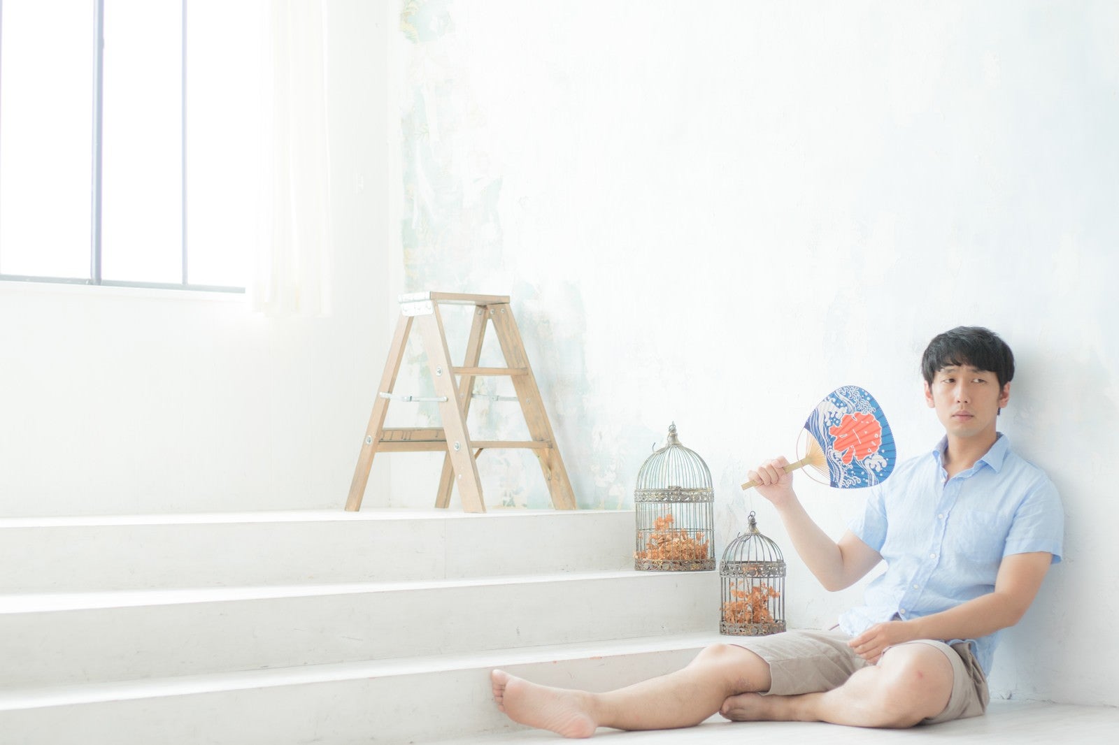 「夏祭りに誘われず部屋でボッチ」の写真［モデル：大川竜弥］