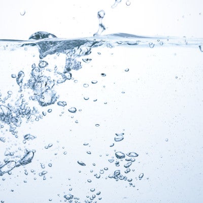 水の断面と水中の気泡の写真