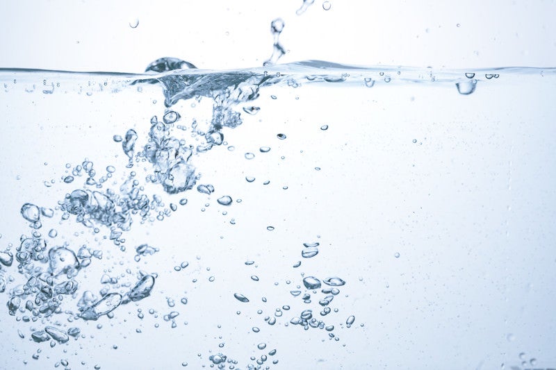 水の断面と水中の気泡の写真